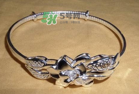 銀手鐲可以刮痧嗎？怎么用銀手鐲刮痧？