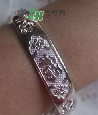 銀手鐲可以刮痧嗎？怎么用銀手鐲刮痧？