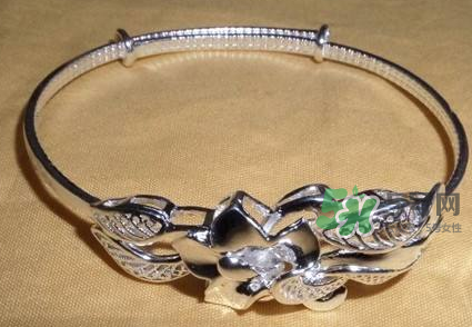 銀手鐲可以用牙膏洗嗎？銀手鐲可以用什么洗？