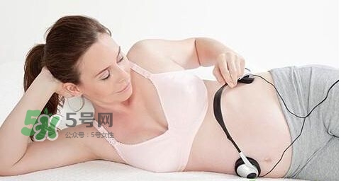 音樂胎教是媽媽聽還是放在肚子上？胎教音樂有哪些？