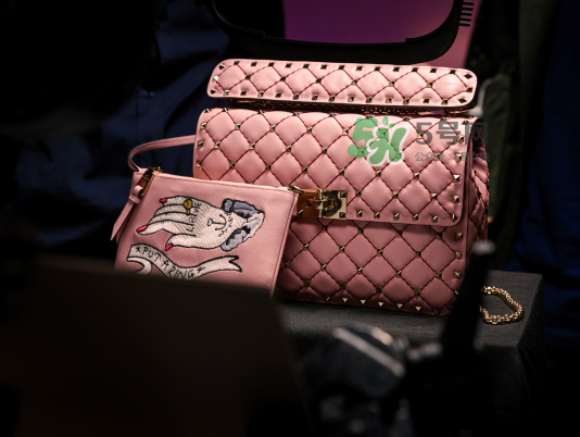 Rockstud Spike手袋七夕限定款多少錢(qián)_預(yù)售時(shí)間