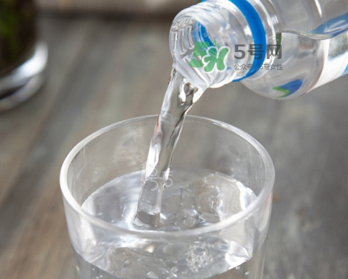 蘇打水可以治痛風(fēng)嗎？蘇打水可以降尿酸嗎