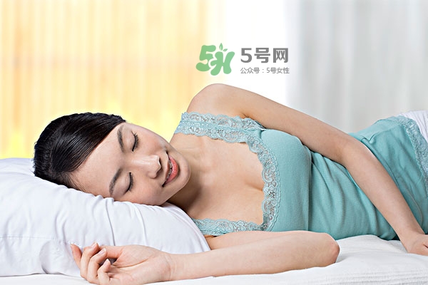 外油內(nèi)干的皮膚怎么護(hù)理 先補水還是先控油