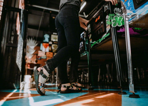 chaco pac man吃豆人主題涼鞋的多少錢？chaco吃豆人涼鞋價格