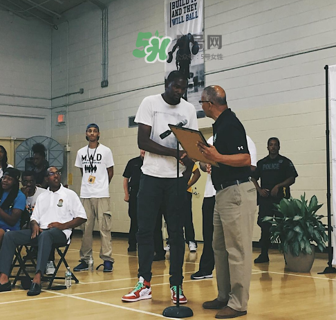 杜蘭特回家鄉(xiāng)穿的鞋子是什么牌子_哪個(gè)型號(hào)_多少錢(qián)_什么時(shí)候發(fā)售？