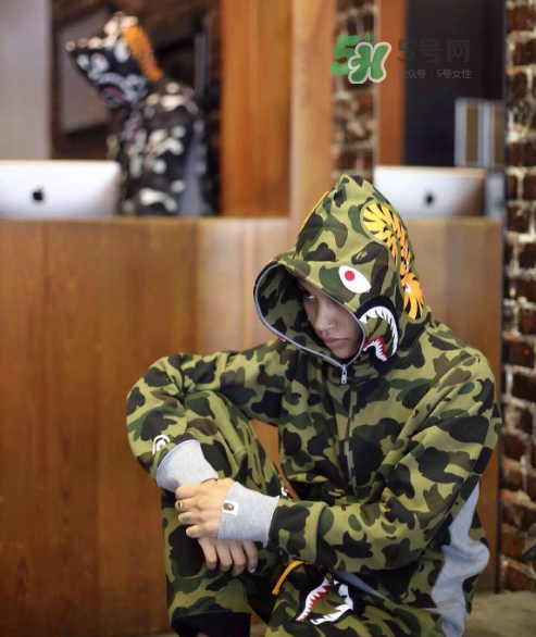 a bathing ape彩色鯊魚(yú)衛(wèi)衣多少錢(qián)？bape彩色迷彩鯊魚(yú)外套價(jià)格