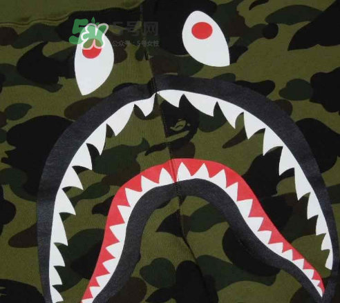 a bathing ape彩色鯊魚(yú)衛(wèi)衣多少錢(qián)？bape彩色迷彩鯊魚(yú)外套價(jià)格