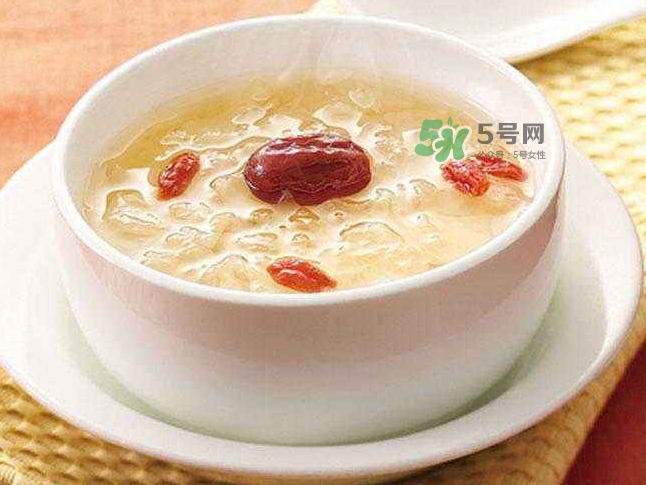 燕窩和銀耳的功效一樣嗎？燕窩和銀耳的區(qū)別？