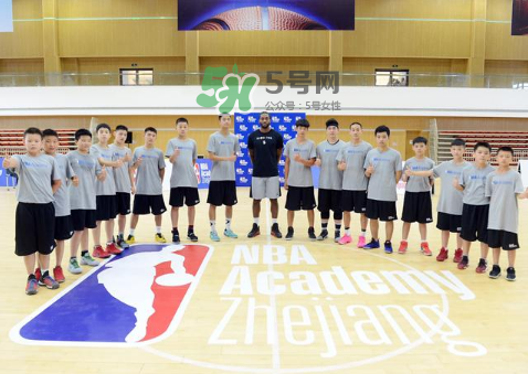 科懷倫納德中國行穿的球鞋是什么牌子？科懷倫納德中國行同款鞋子