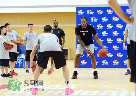 科懷倫納德中國行穿的球鞋是什么牌子？科懷倫納德中國行同款鞋子