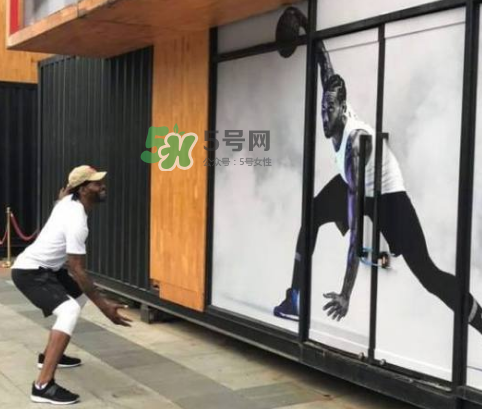 科懷倫納德中國行穿的球鞋是什么牌子？科懷倫納德中國行同款鞋子