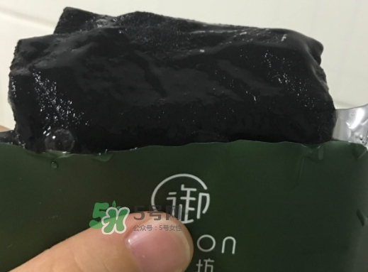 御泥坊水潤(rùn)茶萃微囊黑面膜怎么用？
