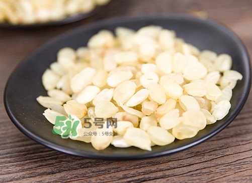 皂角米可以用熱水泡嗎？皂角米用冷水泡好還是熱水泡好