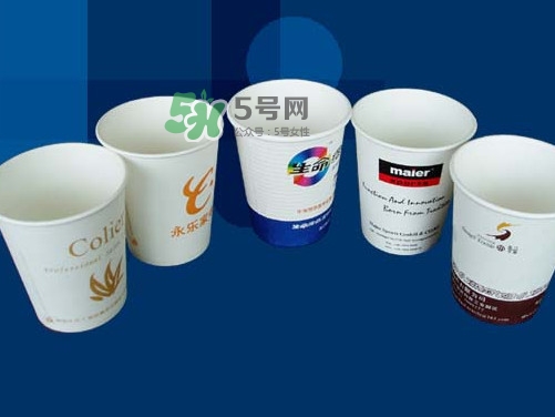 一次性紙杯可以裝開水嗎？能不能用一次性紙杯喝熱水？