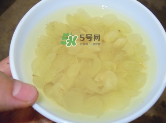 皂角米可以用熱水泡嗎？皂角米用冷水泡好還是熱水泡好