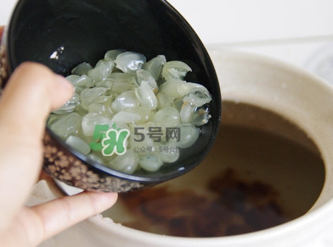 泡皂角米的水要倒掉嗎？泡皂角米的水有什么作用