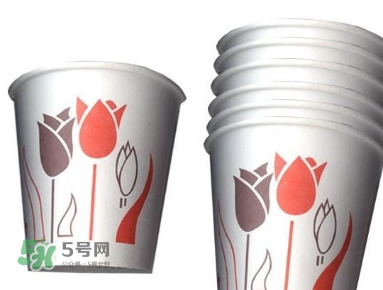 一次性紙杯可以裝開水嗎？能不能用一次性紙杯喝熱水？