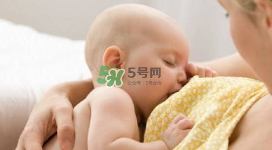 塞奶了有硬塊怎么辦？塞奶要熱敷還是冷敷？