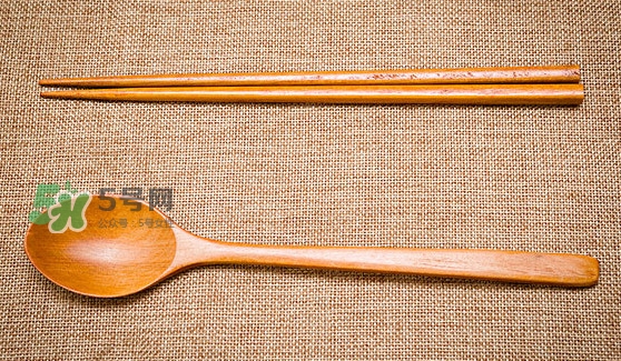 木筷子半年不換會(huì)致癌？用什么筷子最健康