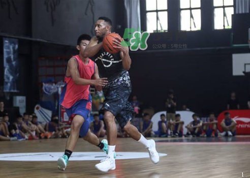 2017埃文特納中國(guó)行上腳穿的球鞋是什么牌子_哪個(gè)型號(hào)？