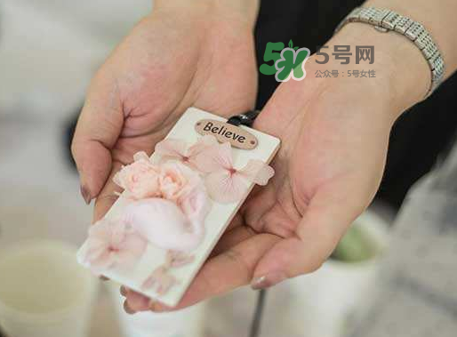 送永生花代表什么？一個(gè)男孩送自己永生花是什么意思？