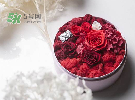 送永生花代表什么？一個(gè)男孩送自己永生花是什么意思？