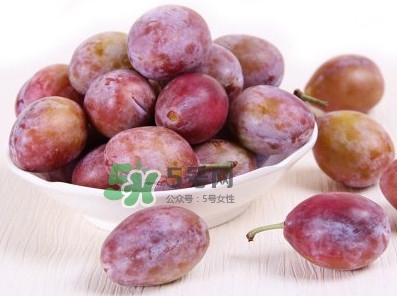 西梅不能和什么一起吃？西梅什么人不能吃？