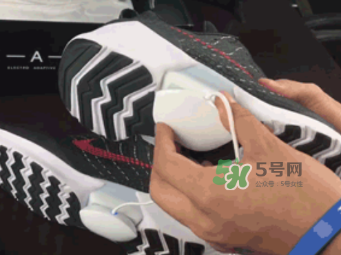 nike hyperadapt 1.0怎么充電？耐克自動系鞋帶鞋要充電嗎？