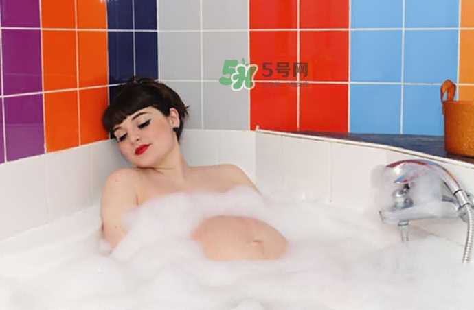 孕晚期洗澡可以搓肚子嗎？孕晚期洗澡注意事項