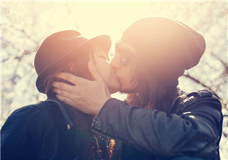 不說話只接5次吻會相愛嗎？陌生男女只接5次吻就會相愛嗎？