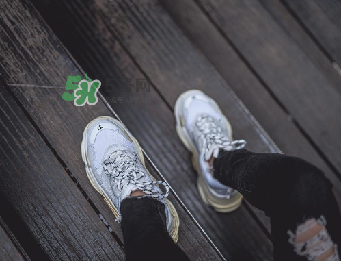 balenciaga triple s上腳效果怎么樣？巴黎世家復(fù)古訓(xùn)練鞋上腳