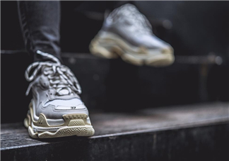balenciaga triple s上腳效果怎么樣？巴黎世家復(fù)古訓(xùn)練鞋上腳