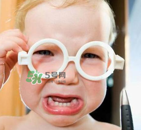 寶寶看電視對眼睛有影響嗎？寶寶看電視會近視眼嗎？