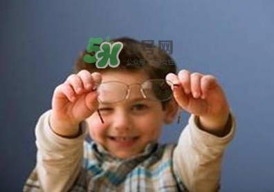 寶寶愛看電視怎么辦？寶寶愛看電視對眼睛有影響嗎？