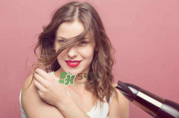 頭發(fā)出油是什么原因？頭發(fā)出油怎么辦？