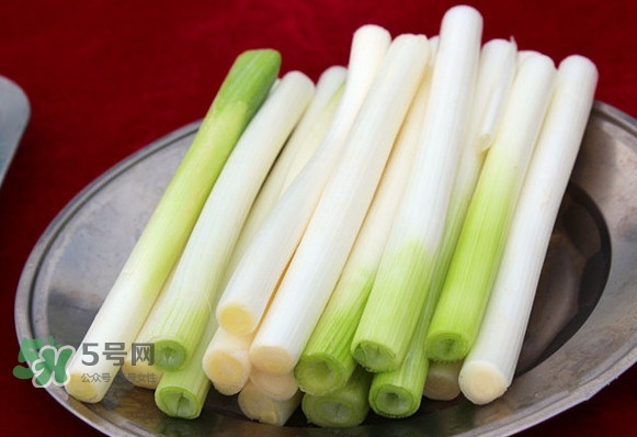 大蔥有青蟲怎么去除？大蔥有白斑是什么原因