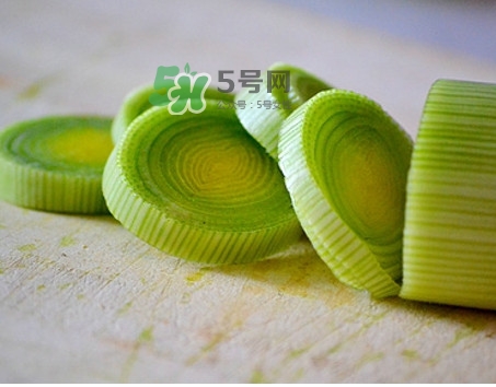 大蔥怎么切不辣眼睛？大蔥怎么做好吃