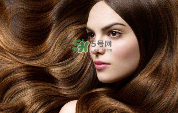 頭發(fā)出油是什么原因？頭發(fā)出油怎么辦？