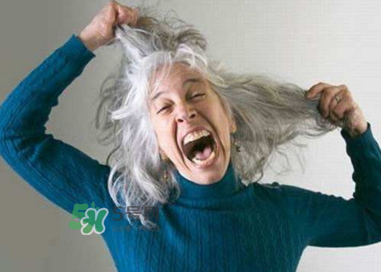 頭發(fā)白是什么原因引起的？頭發(fā)白吃什么能變黑？