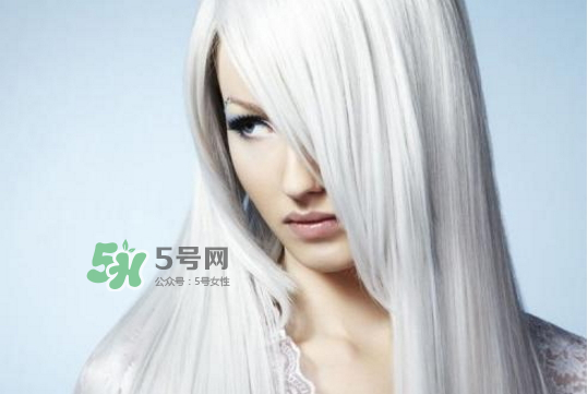 頭發(fā)白是什么原因引起的？頭發(fā)白吃什么能變黑？