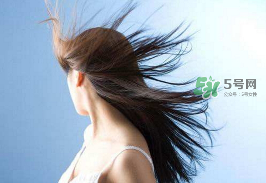 頭發(fā)白是什么原因引起的？頭發(fā)白吃什么能變黑？