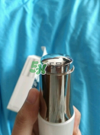 olay淡斑小白瓶和olay光感小白瓶哪個(gè)好？