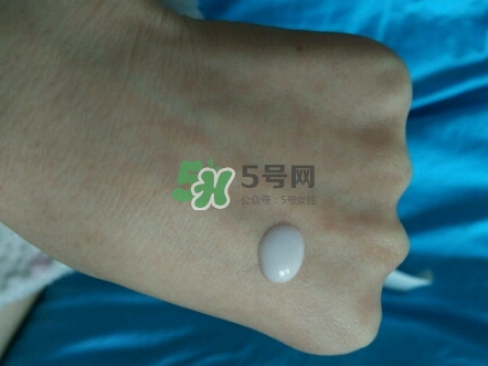 olay淡斑小白瓶和olay光感小白瓶哪個(gè)好？