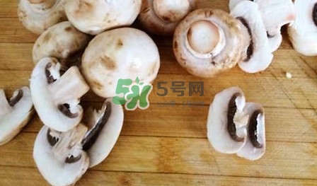 口蘑里面是黑色正常嗎？口蘑需要焯水嗎