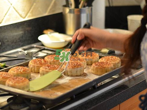 烤月餅用錫紙還是油紙？烤月餅是不是一定要墊錫紙？