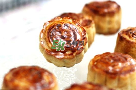 月餅烤裂了什么原因？月餅烤的時候為什么會變形？