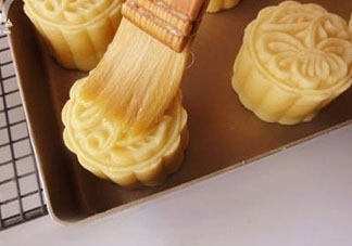 烤月餅刷蛋液還是蛋黃？月餅刷蛋液是全蛋液嗎？