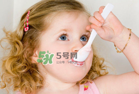 一歲后的寶寶如何喂養(yǎng)？寶寶喝牛奶好嗎？