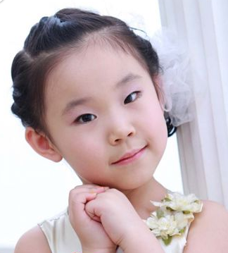 不要再為女兒扎羊角辮了 女孩好看的發(fā)型怎么扎？