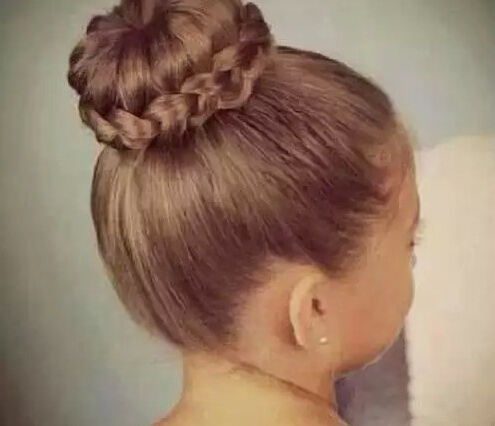 不要再為女兒扎羊角辮了 女孩好看的發(fā)型怎么扎？